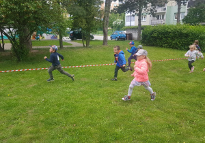 Dzieci biorą udział w biegu